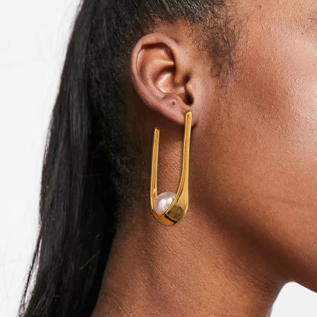 MANDY U SHAPE EARRINGS WITH PEARL