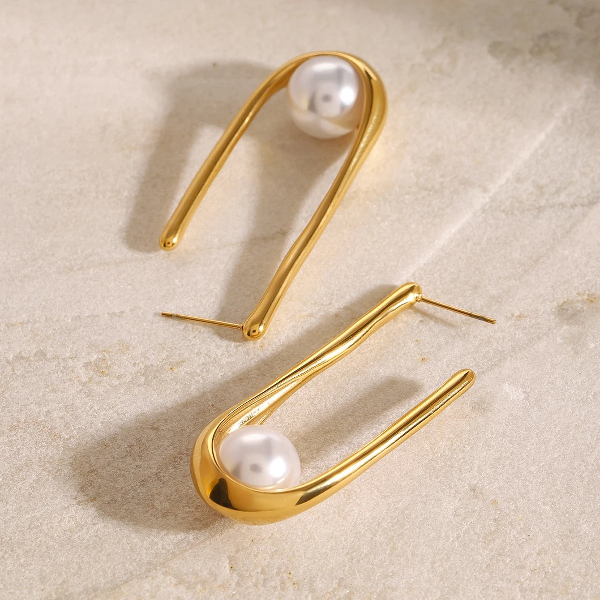 MANDY U SHAPE EARRINGS WITH PEARL