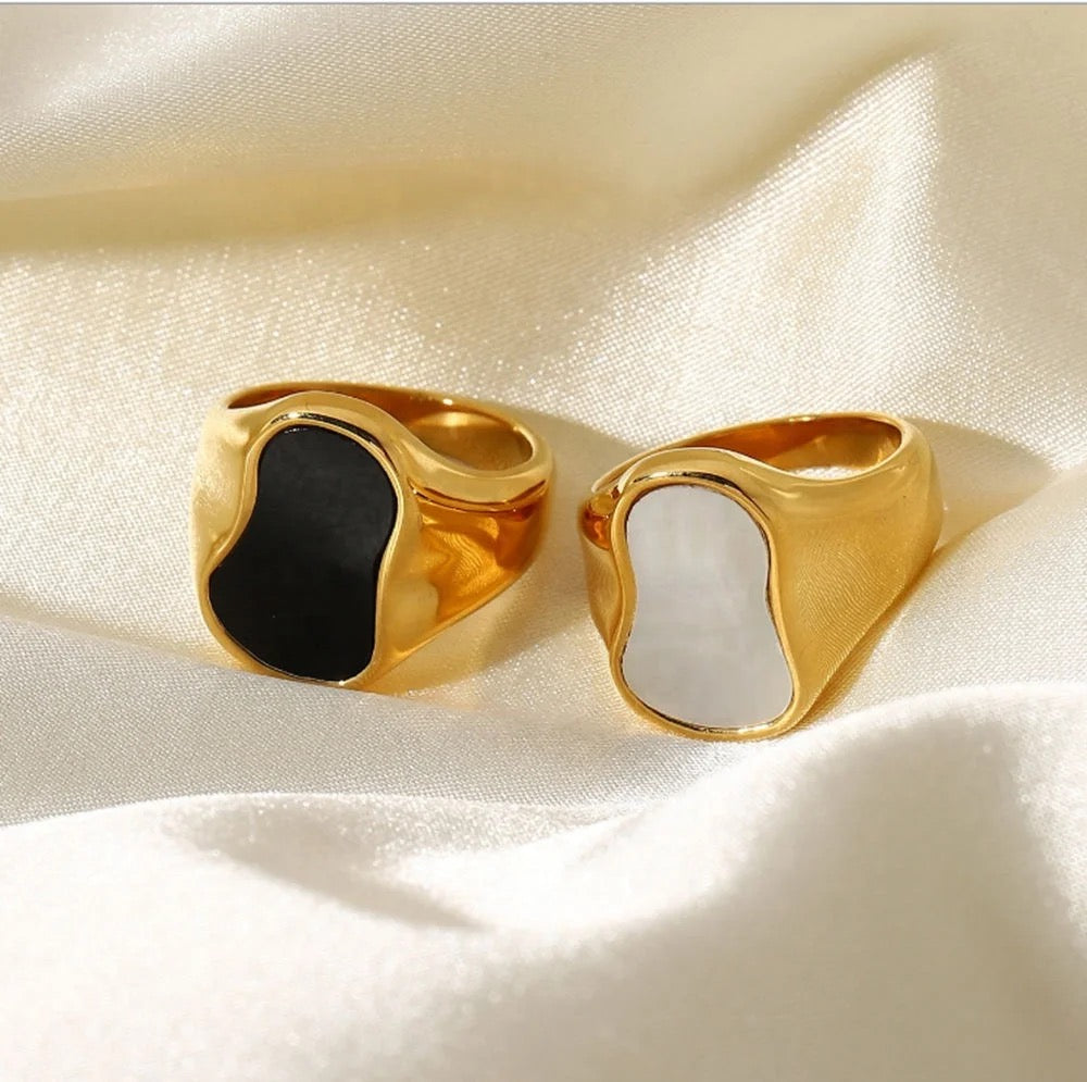 BLACK AND WHITE SHELL RING