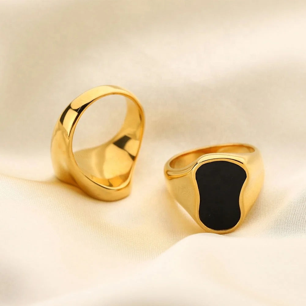 BLACK AND WHITE SHELL RING