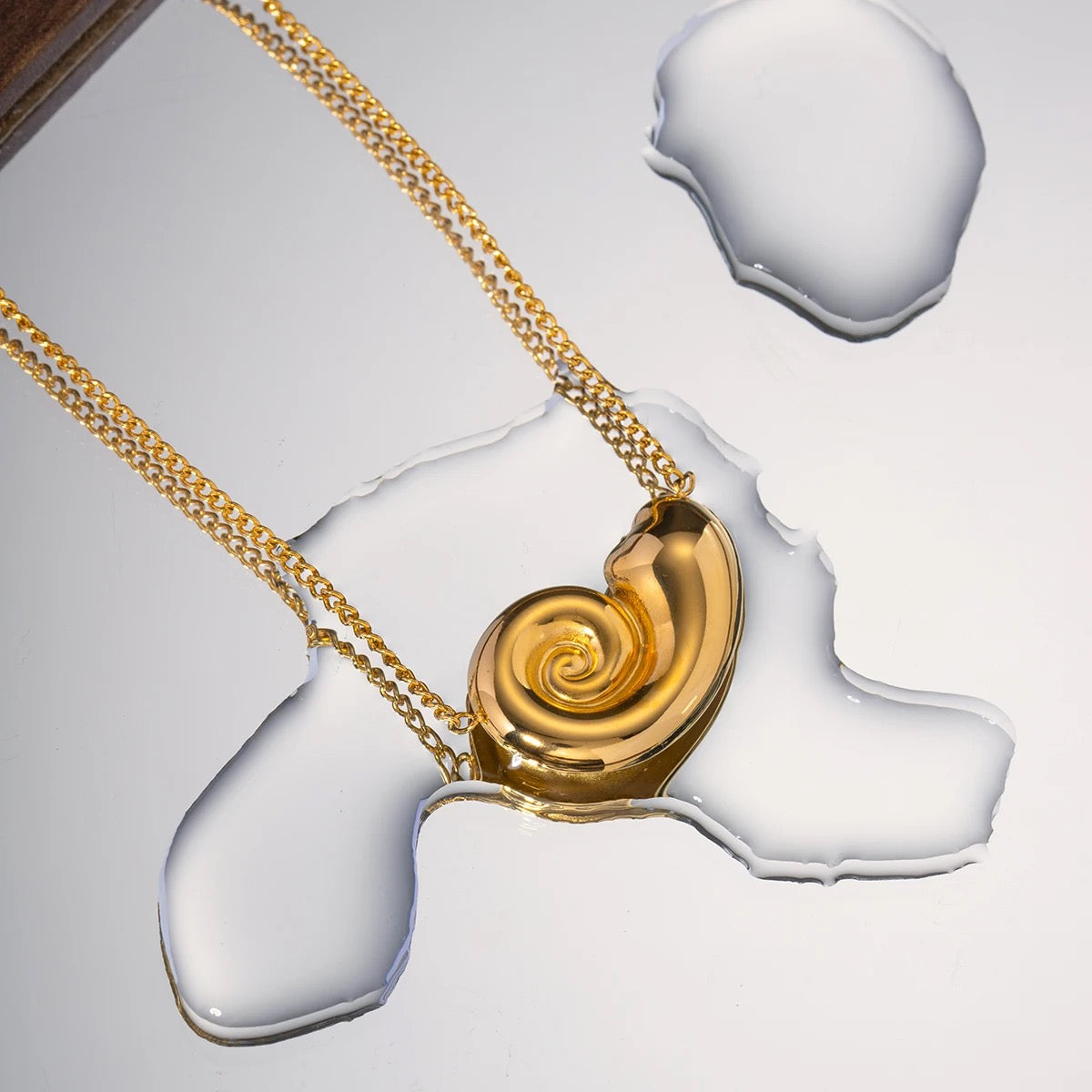 18KGP CONCH SPIRAL PENDANT NECKLACE