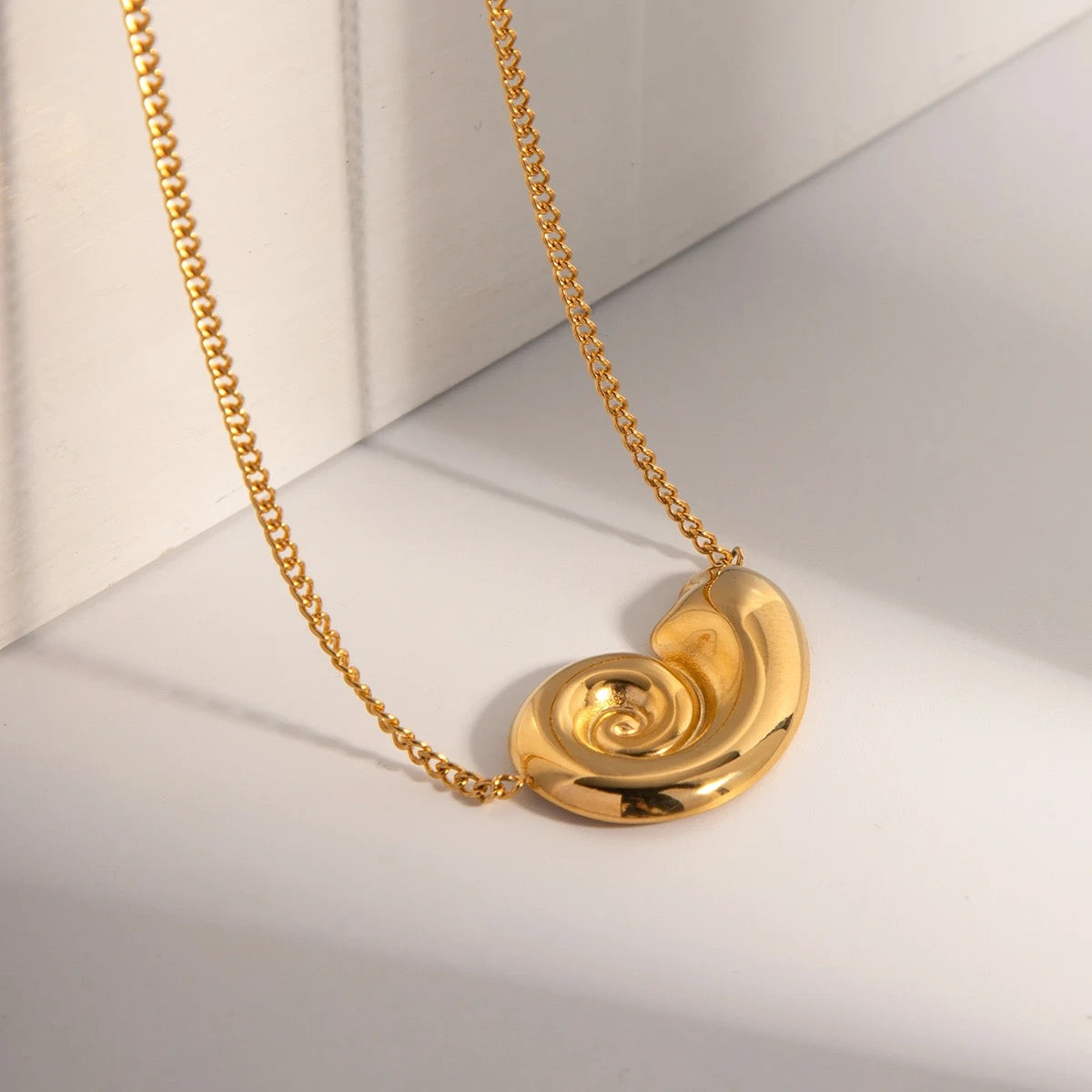 18KGP CONCH SPIRAL PENDANT NECKLACE
