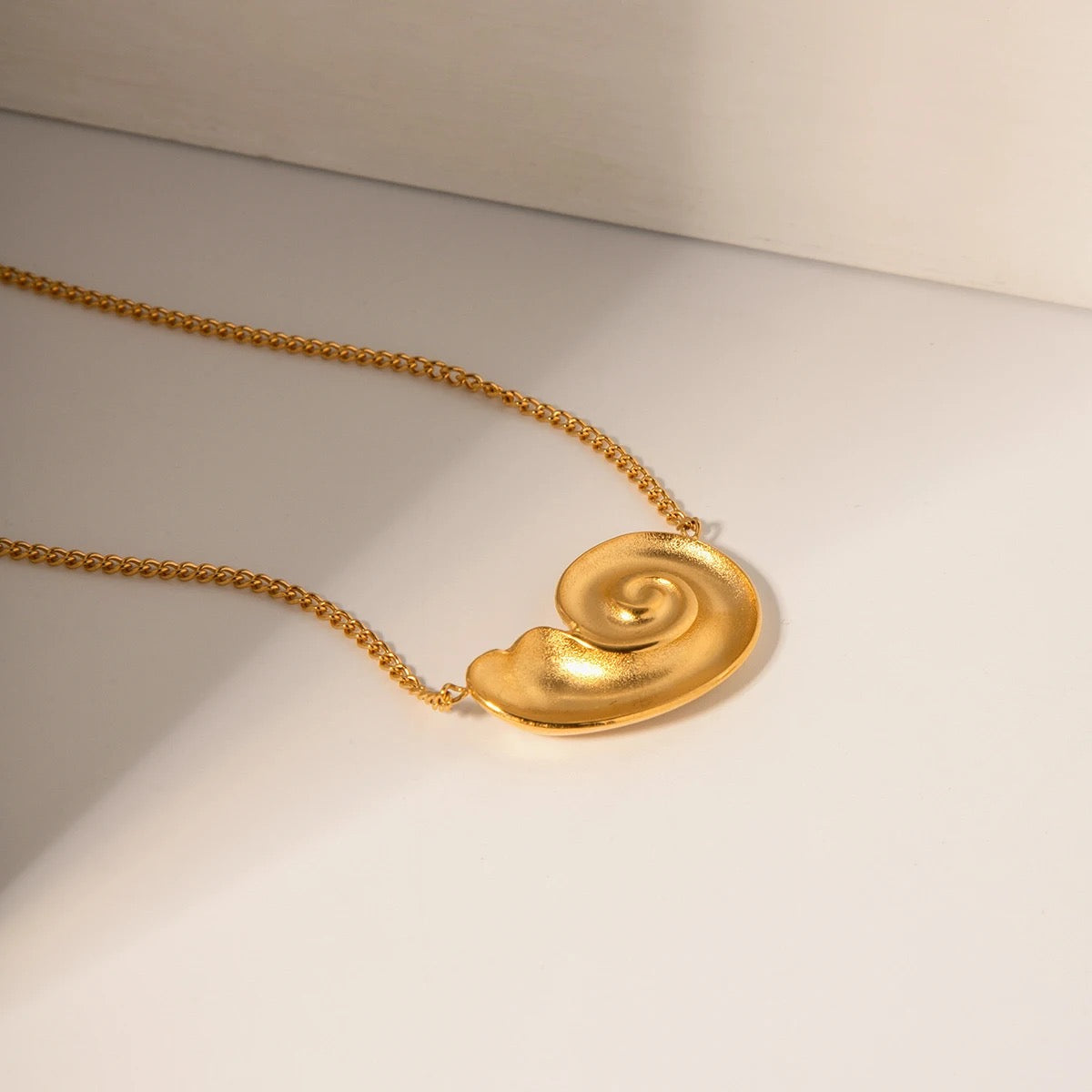 18KGP CONCH SPIRAL PENDANT NECKLACE