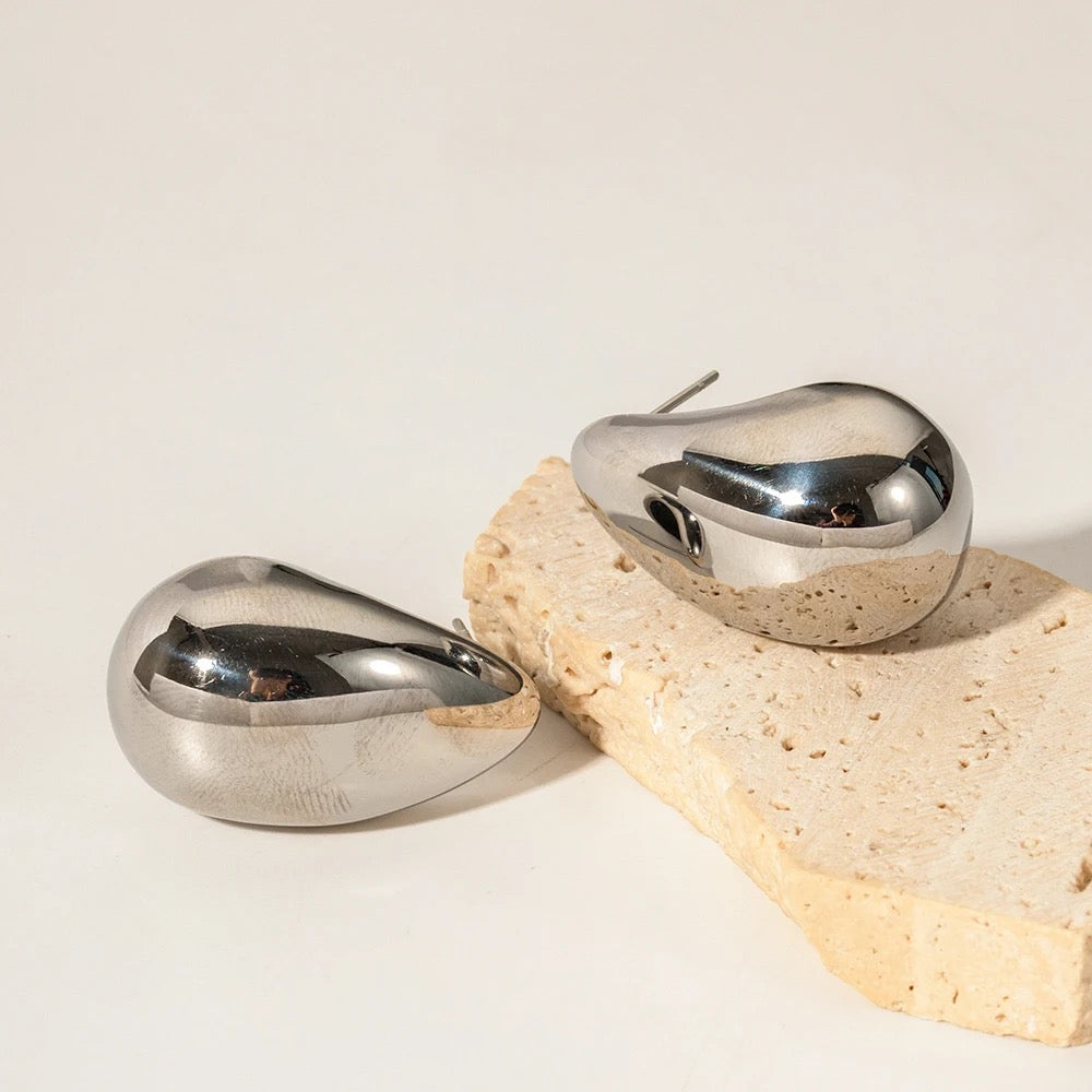 HOLLOW OUT TEAR DROP STUD EARRING