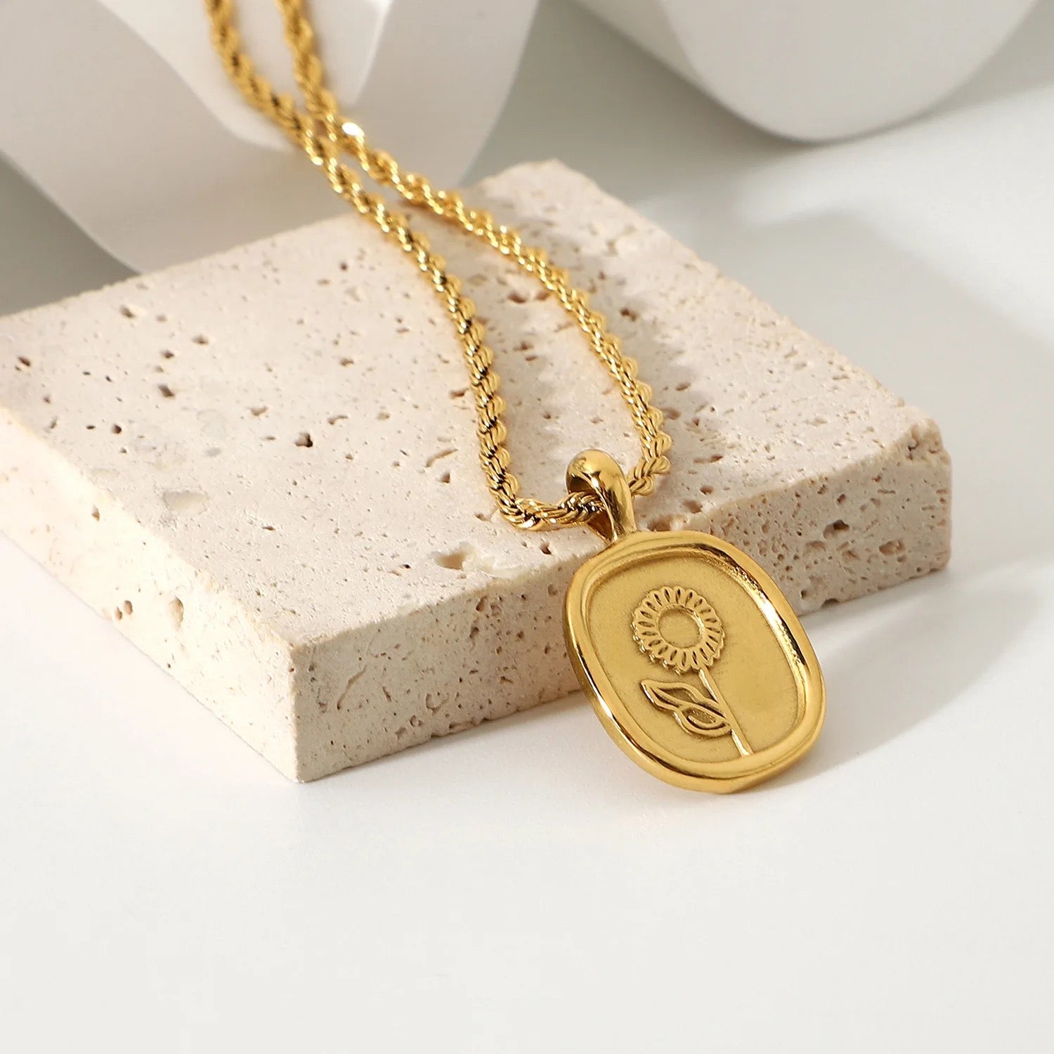 18K FLOWER PENDANT NECKLACE