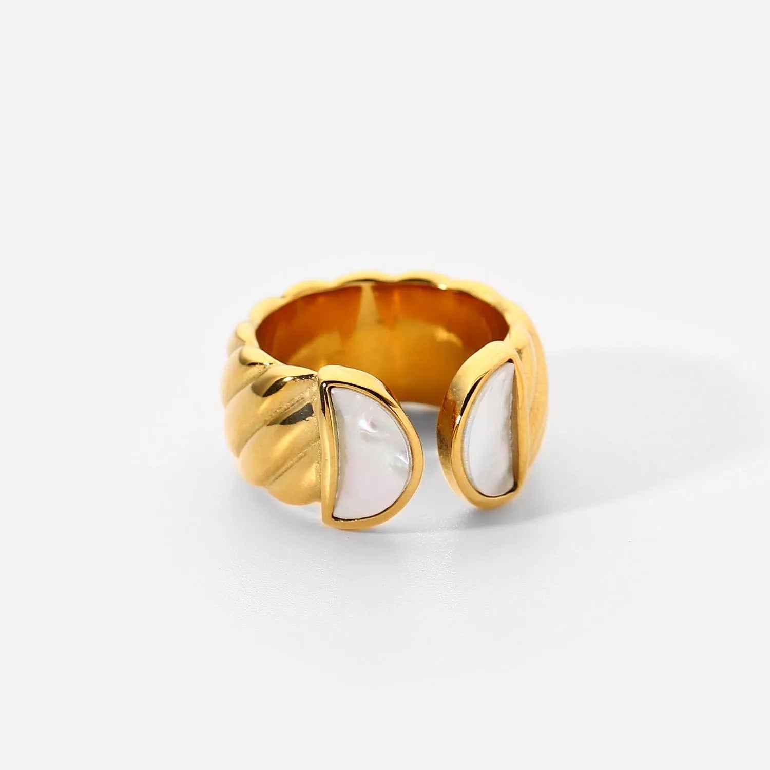 WHITE SHELL RING