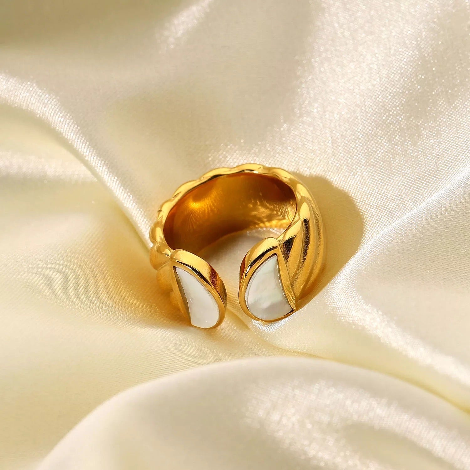 WHITE SHELL RING
