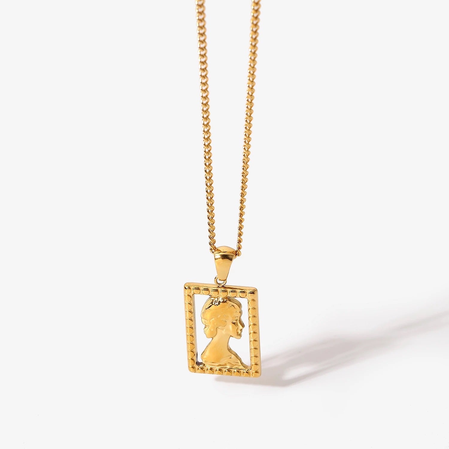 QUEEN PENDANT NECKLACE