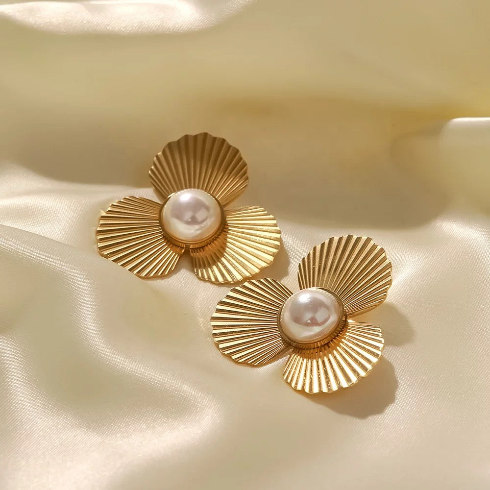 ROUND PEARL STUD EARRINGS