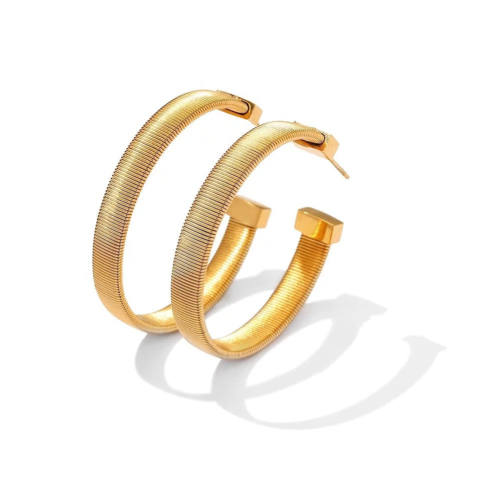 MINIMALIST HOOP EARRINGS