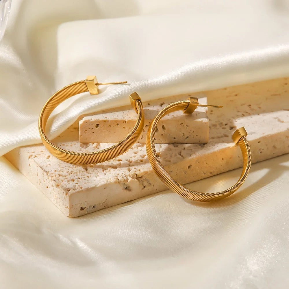 MINIMALIST HOOP EARRINGS